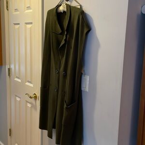 Long double breasted cardigan. Small cap sleeve. Two patch pockets in front.